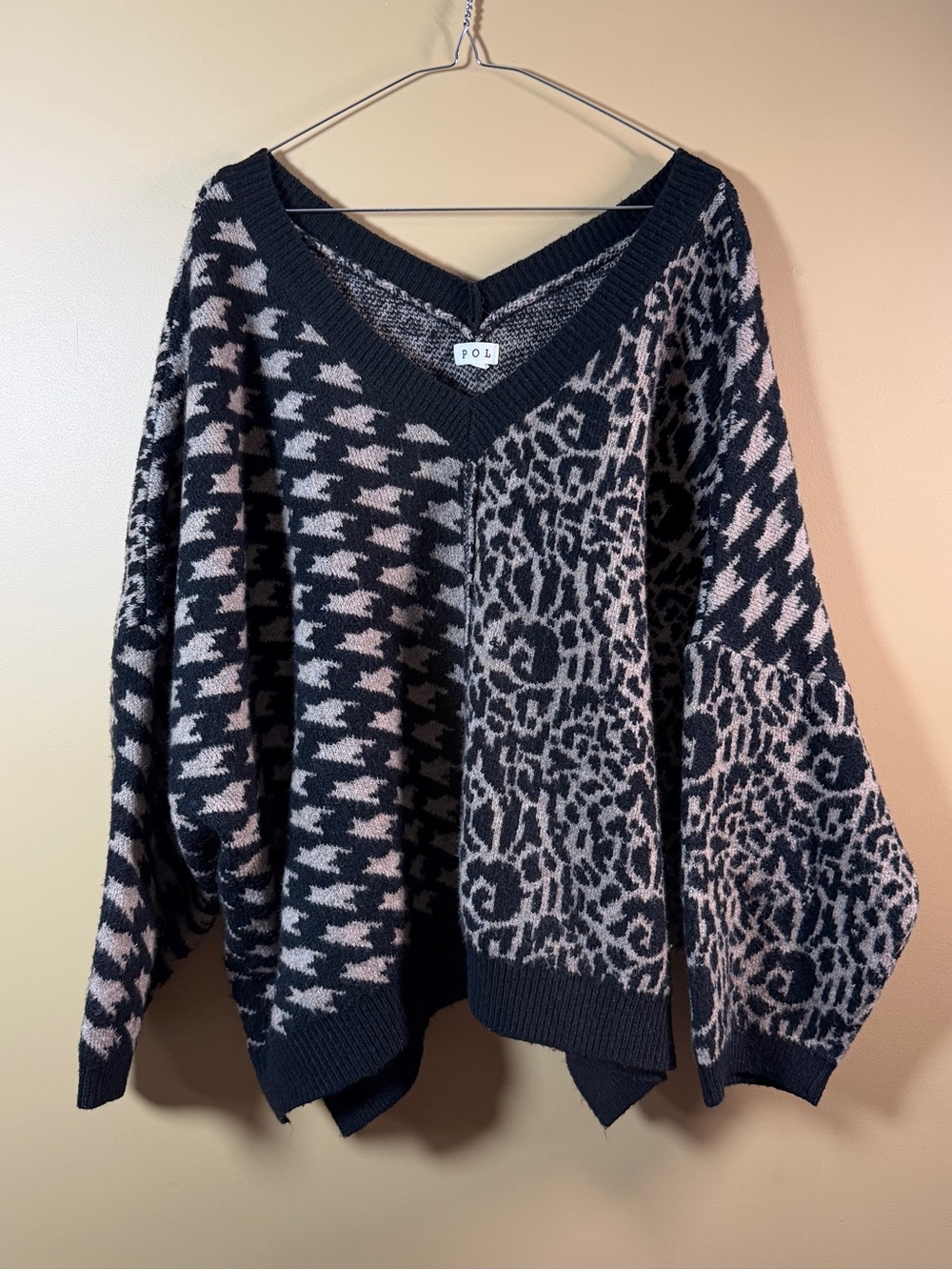 POL Womens L V-Neck Animal Print Chunky Knit Oversized Dolman Sweater Black